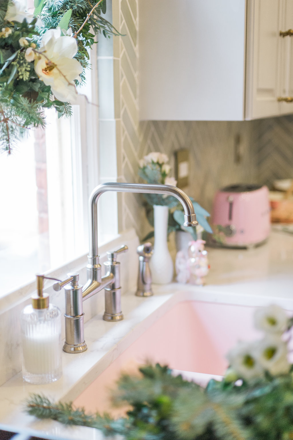 https://thelesliestyle.com/wp-content/uploads/2017/11/artesso-kitchen-faucet.jpg