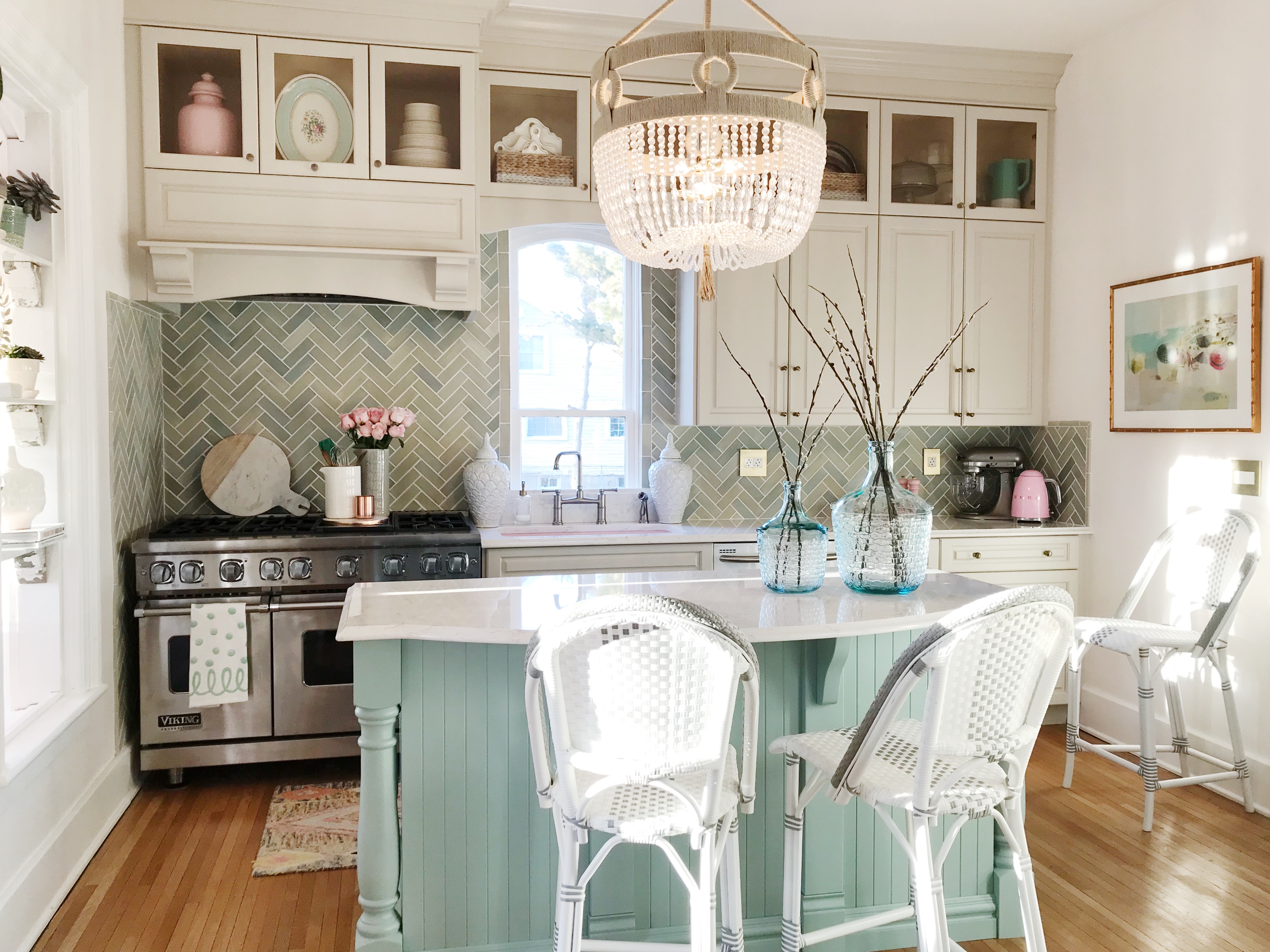 https://thelesliestyle.com/wp-content/uploads/2018/03/spring-kitchen-accessories-the-leslie-style-frankie-malibu-chandelier.jpg