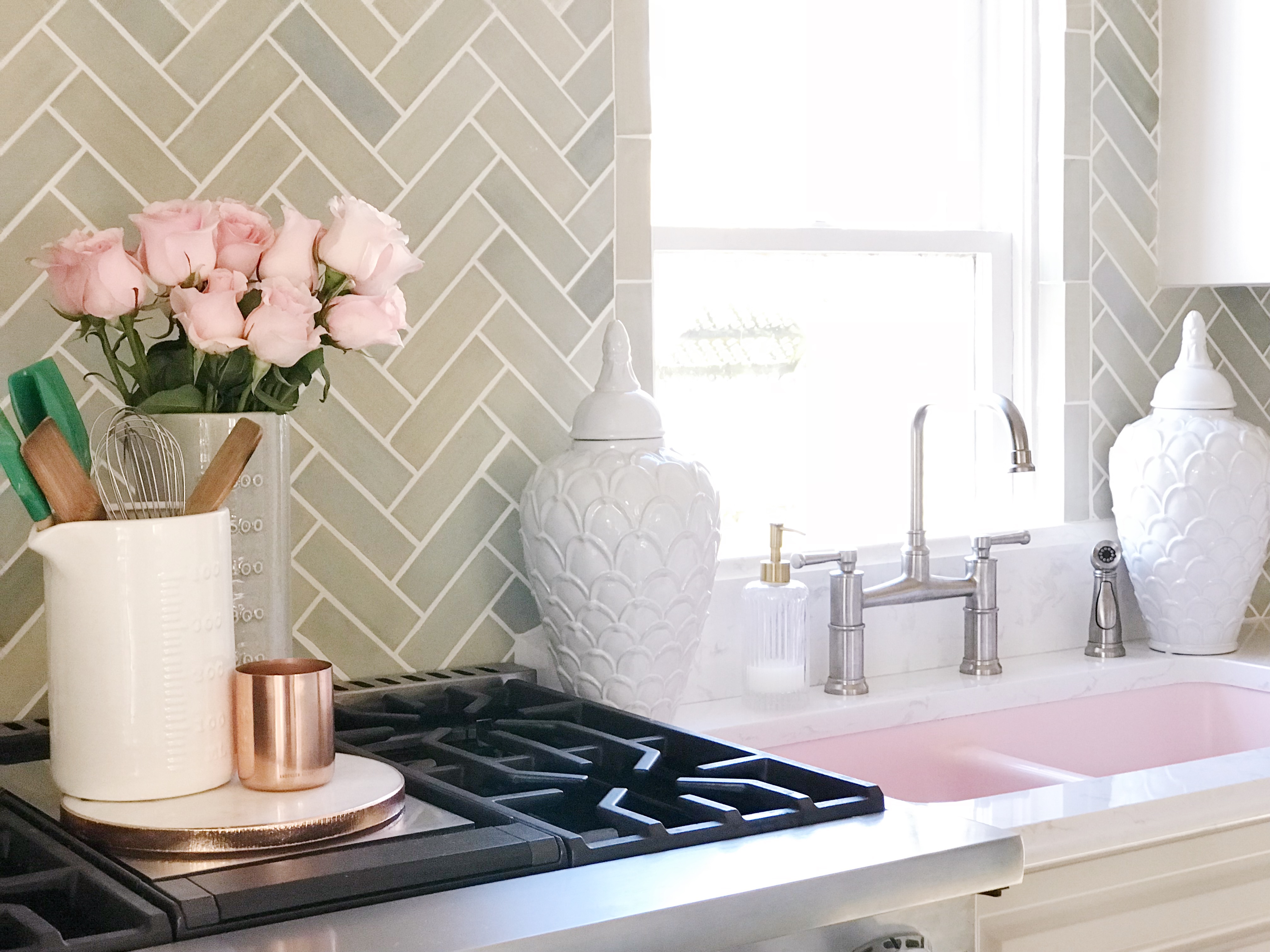 https://thelesliestyle.com/wp-content/uploads/2018/03/white-ginger-jars-pink-roses-pink-sink.jpg