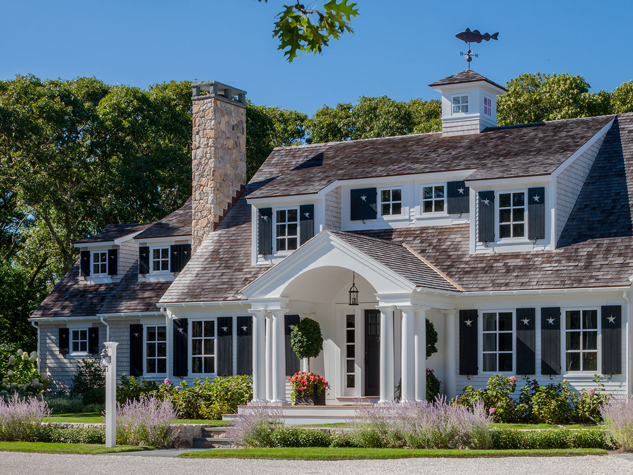 lakehouse-exterior-front-porch-inspo - The Leslie Style